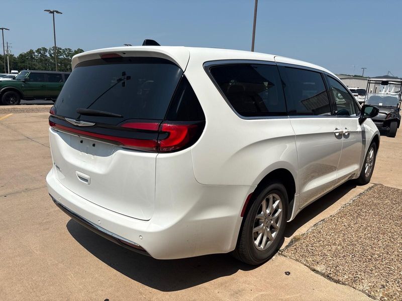 Used 2024 Chrysler Pacifica Touring LImage 9