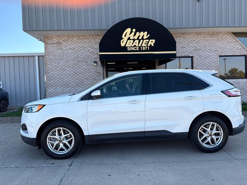 2023 Ford Edge SEL photo 2
