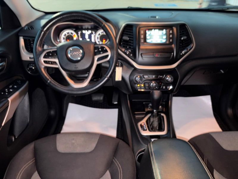 Used 2017 Jeep Cherokee AltitudeImage 12
