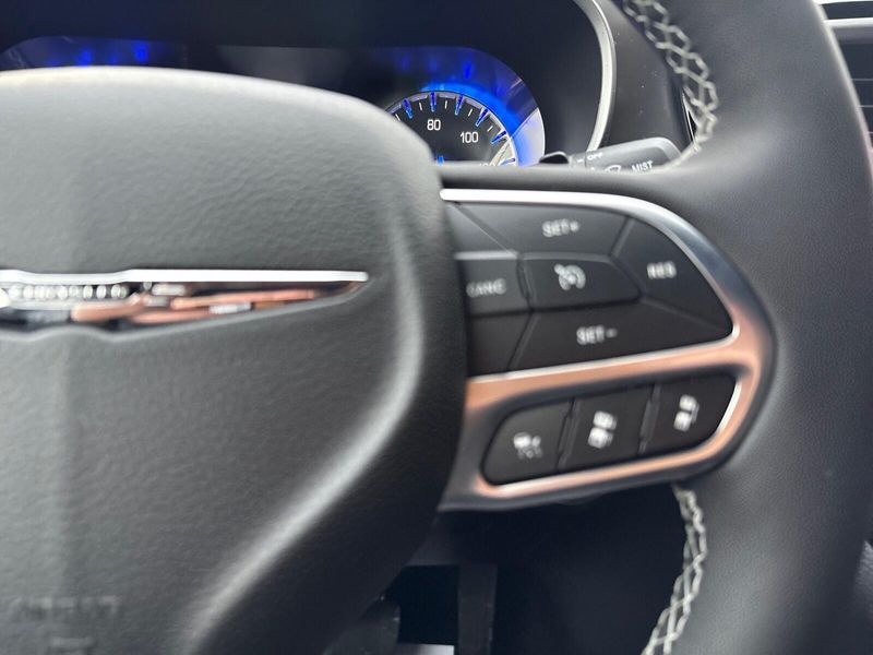 New 2026 Chrysler Pacifica Select AwdImage 17