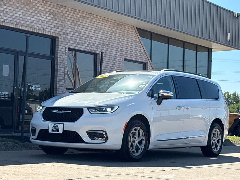 Used 2023 Chrysler Pacifica LimitedImage 1