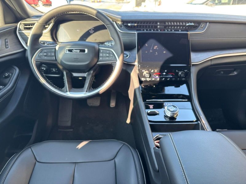 New 2025 Jeep Grand Cherokee Limited 4x4Image 6