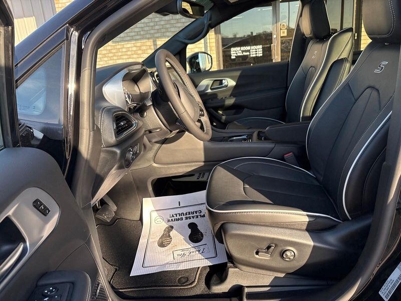 New 2026 Chrysler Pacifica LimitedImage 3