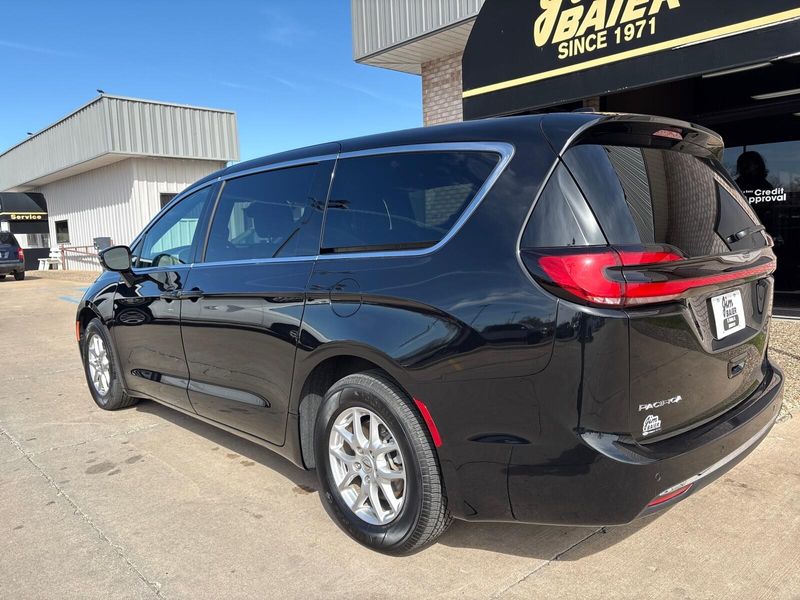 Used 2025 Chrysler Pacifica SelectImage 11