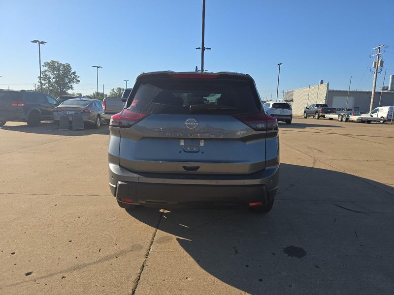 Used 2025 Nissan Rogue SVImage 10