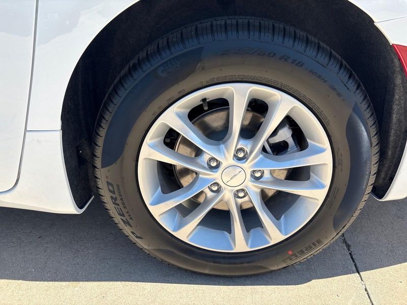 New 2027 Chrysler Pacifica SelectImage 12