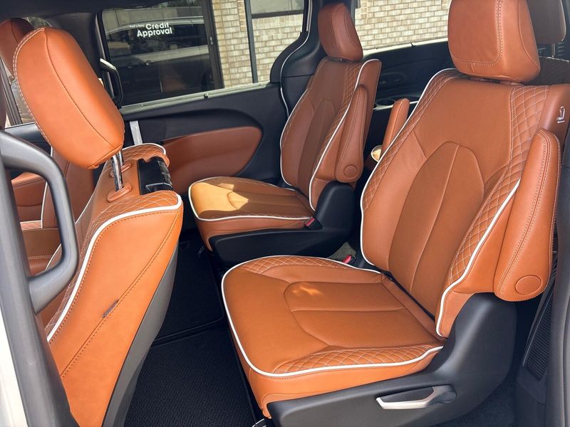 New 2026 Chrysler Pacifica PinnacleImage 4