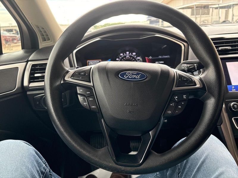Used 2020 Ford Fusion SEImage 15