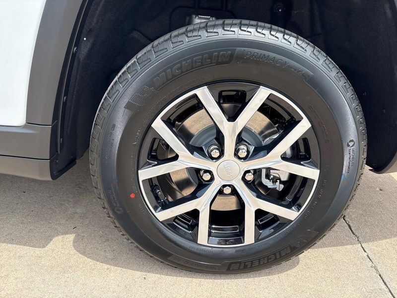 New 2025 Jeep Grand Cherokee L Limited 4x4Image 14