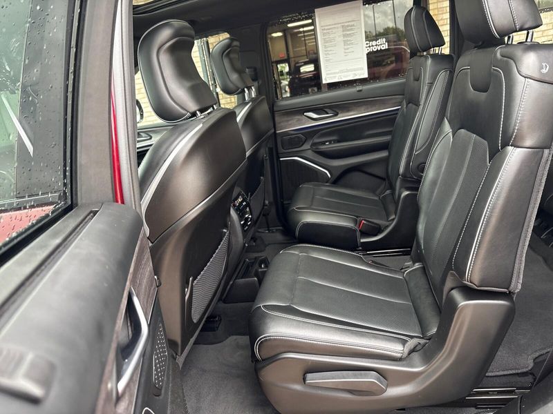 Used 2023 Jeep Grand Cherokee L OverlandImage 4