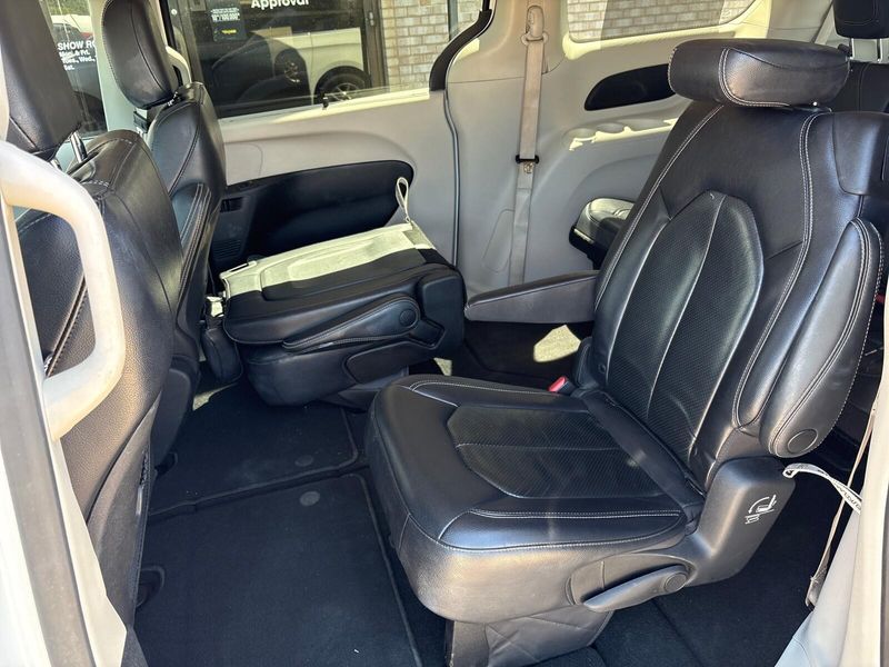 Used 2022 Chrysler Pacifica Touring LImage 4