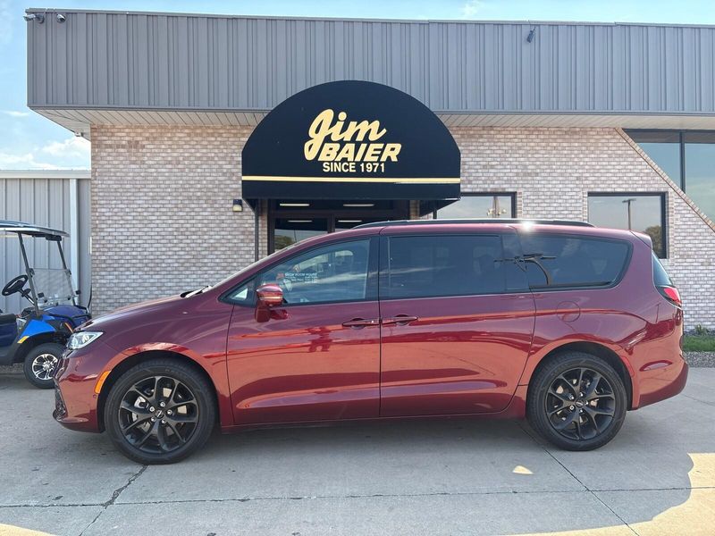 Used 2021 Chrysler Pacifica LimitedImage 2