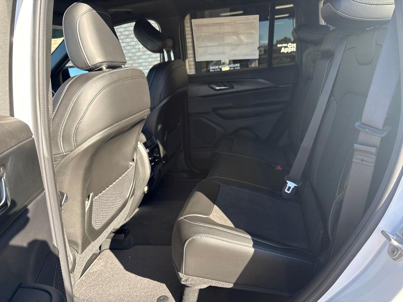 New 2025 Jeep Grand Cherokee Altitude X 4x4Image 4