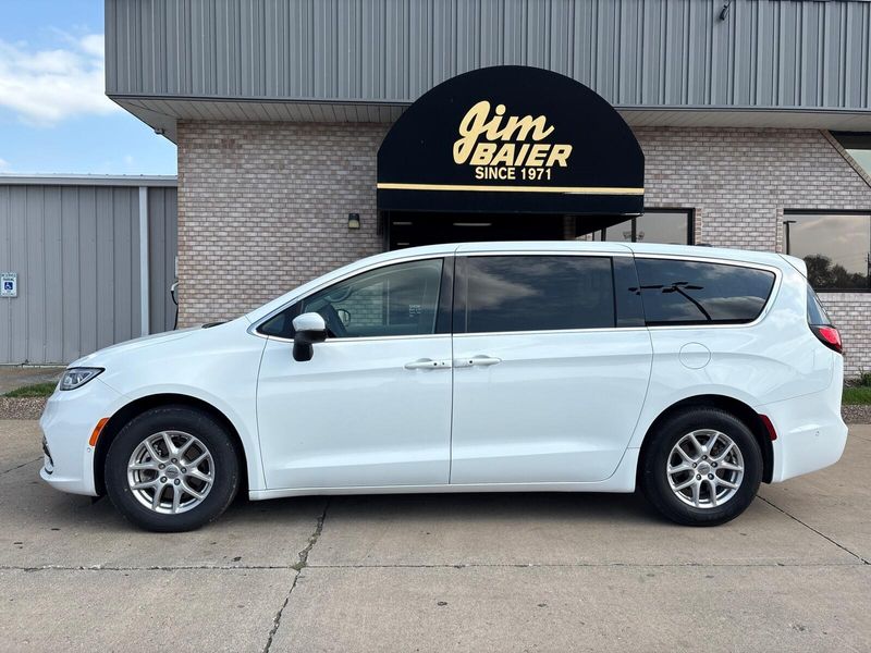 Used 2023 Chrysler Pacifica Touring LImage 2