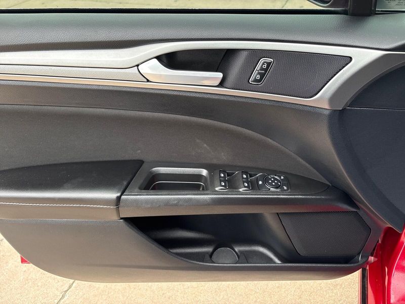 Used 2020 Ford Fusion SEImage 12