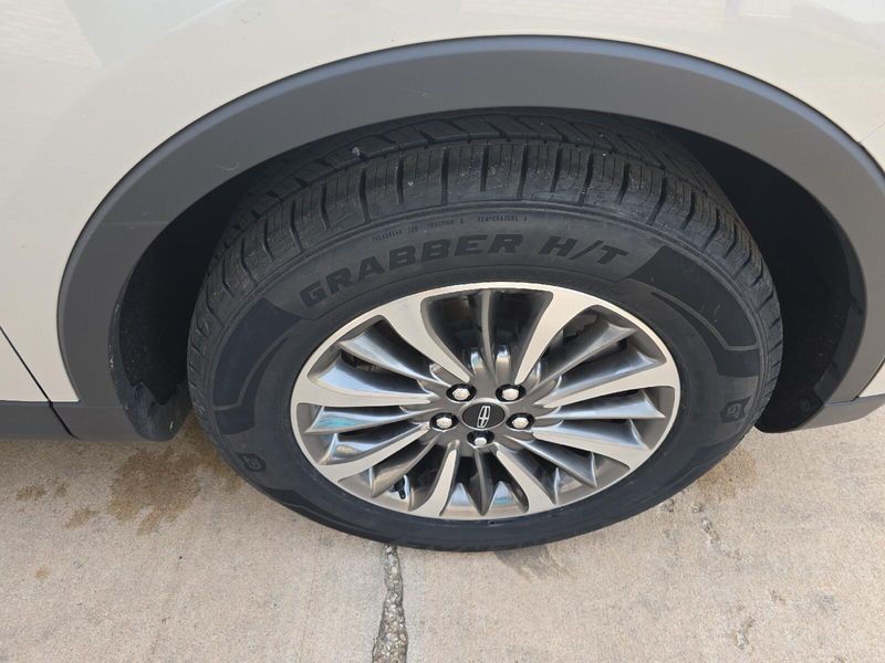 2022 Lincoln Nautilus StandardImage 12