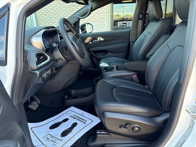 New 2026 Chrysler Pacifica SelectImage 3