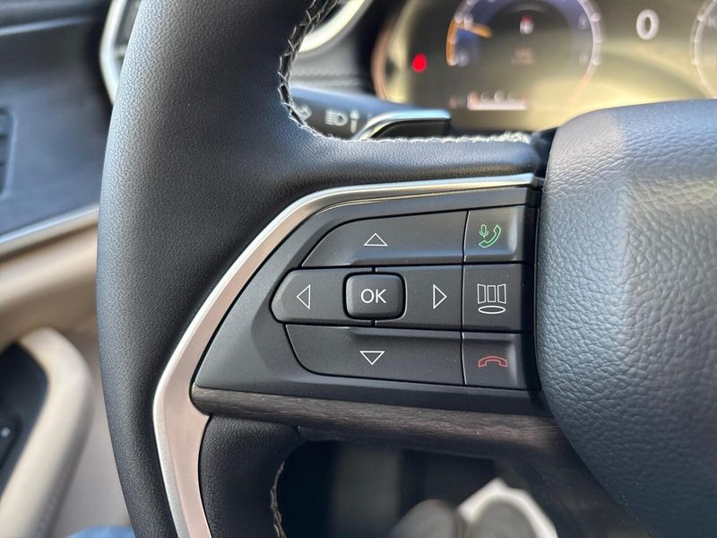 New 2025 Jeep Grand Cherokee L Limited 4x4Image 17