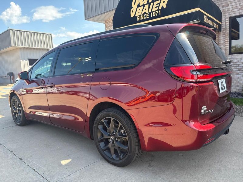 Used 2021 Chrysler Pacifica LimitedImage 12