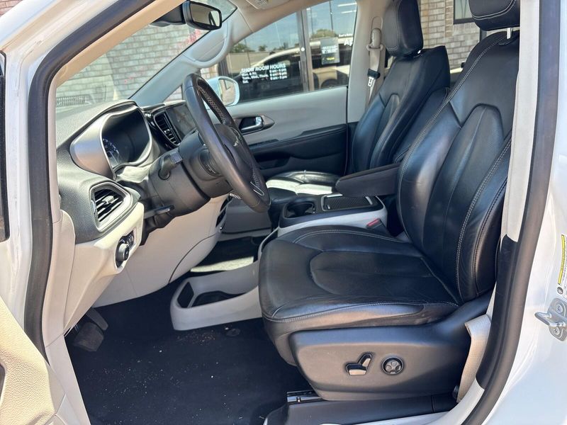 Used 2022 Chrysler Pacifica Touring LImage 3