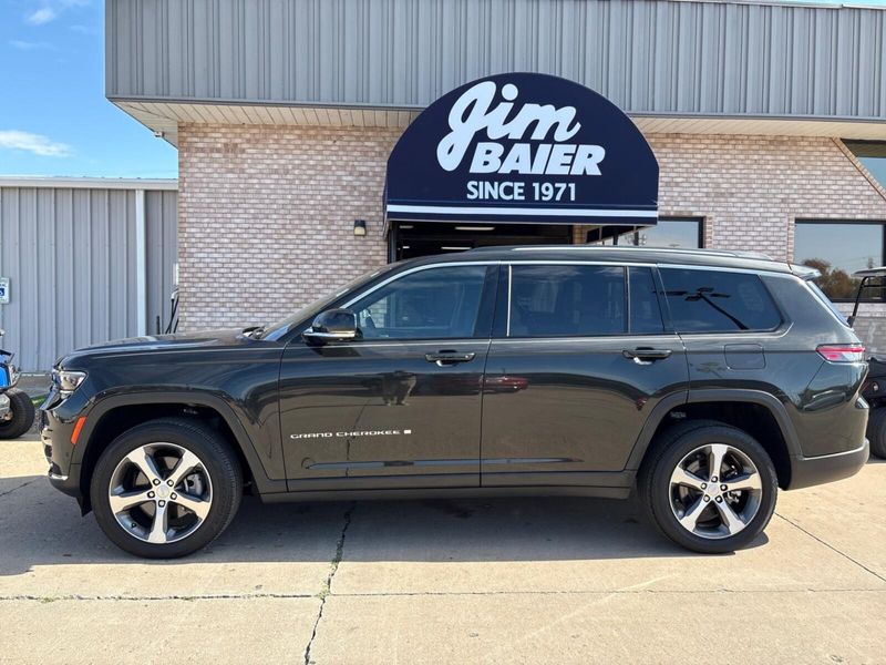 Used 2023 Jeep Grand Cherokee L LimitedImage 2