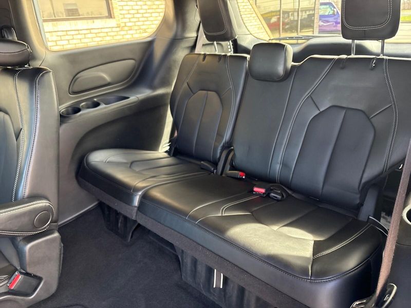 Used 2025 Chrysler Pacifica SelectImage 5
