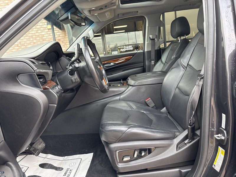 Used 2016 Cadillac Escalade Luxury CollectionImage 3