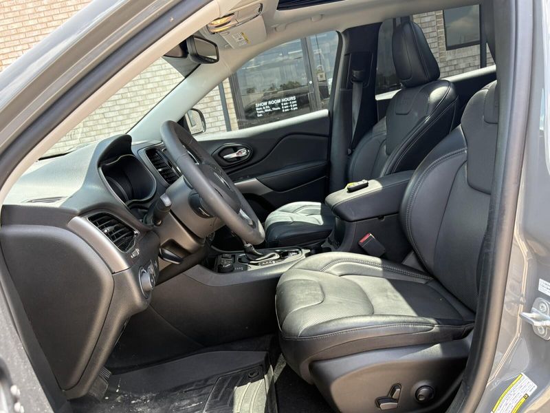 Used 2022 Jeep Cherokee LimitedImage 3