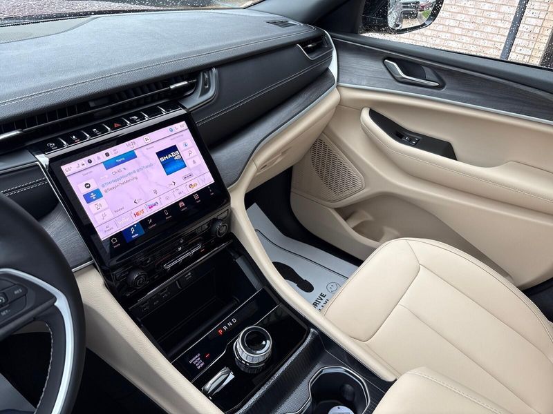 2025 Jeep Grand Cherokee L Limited 4x4Image 18