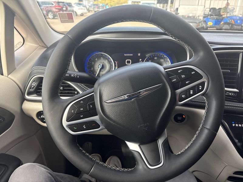 Used 2023 Chrysler Pacifica Touring LImage 12