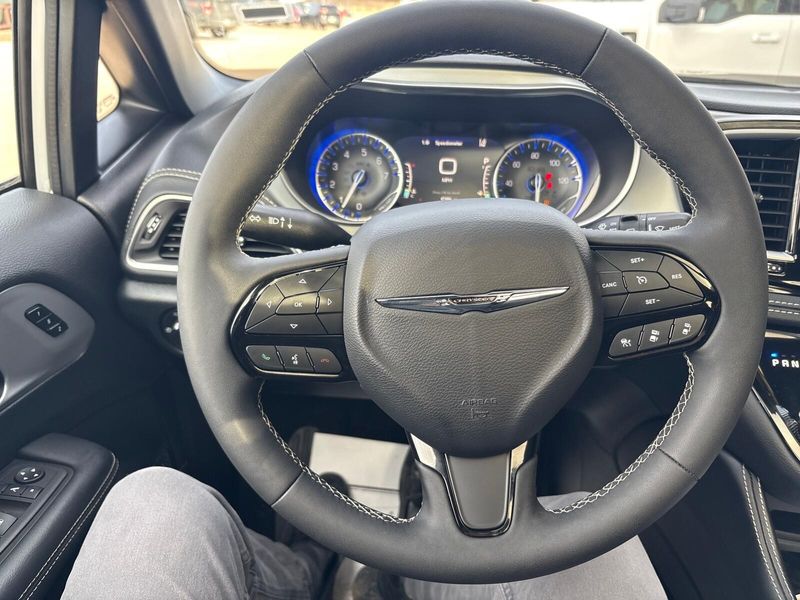 Used 2025 Chrysler Pacifica LimitedImage 15