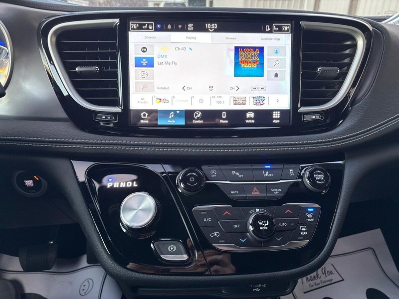 New 2026 Chrysler Pacifica Select AwdImage 17