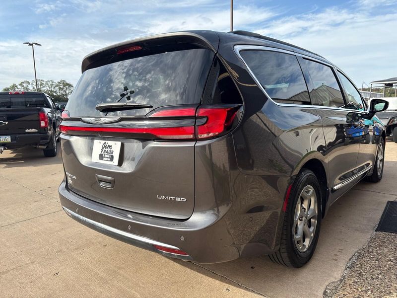 Used 2023 Chrysler Pacifica LimitedImage 10
