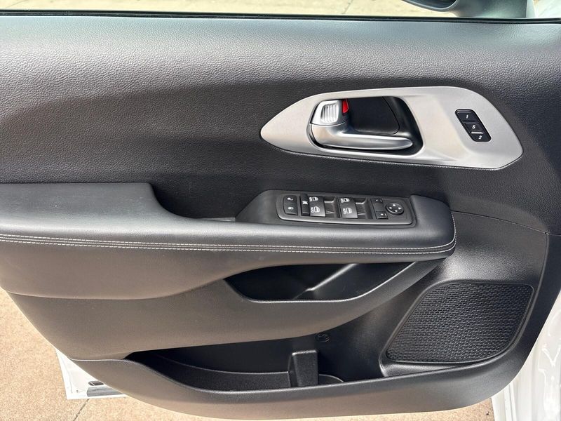 2023 Chrysler Pacifica Touring L photo 14