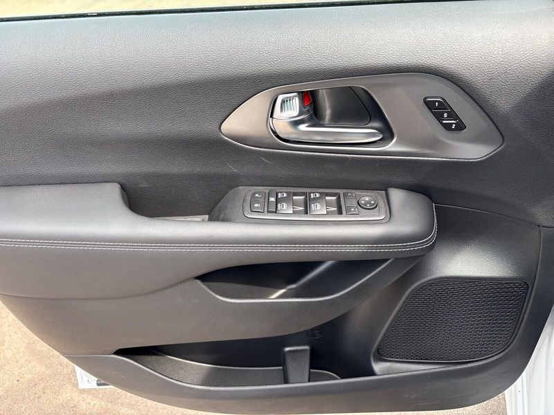 New 2025 Chrysler Pacifica SelectImage 13