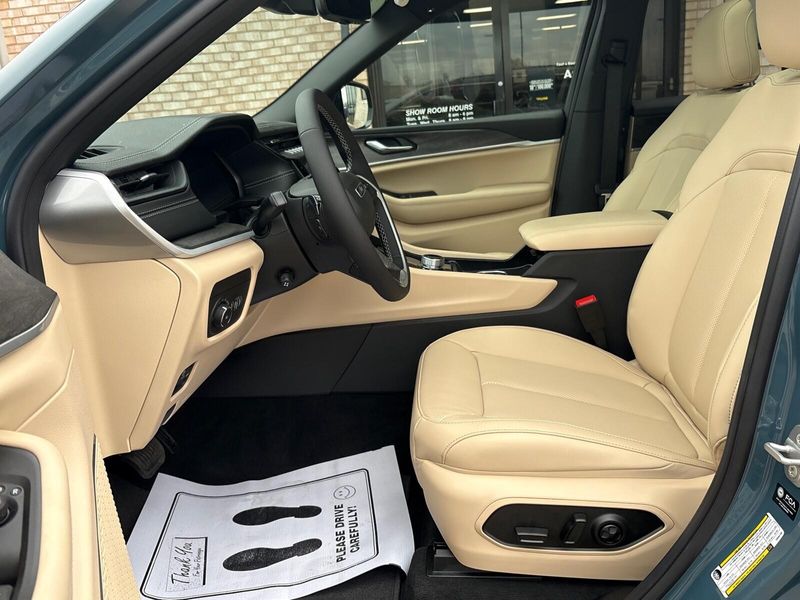 New 2026 Jeep Grand Cherokee L Limited 4x4Image 3