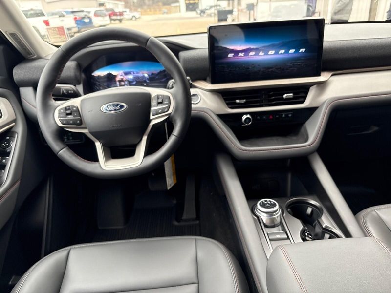 2026 Ford Explorer photo 3
