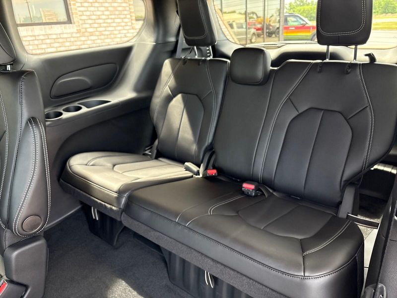New 2025 Chrysler Pacifica SelectImage 5