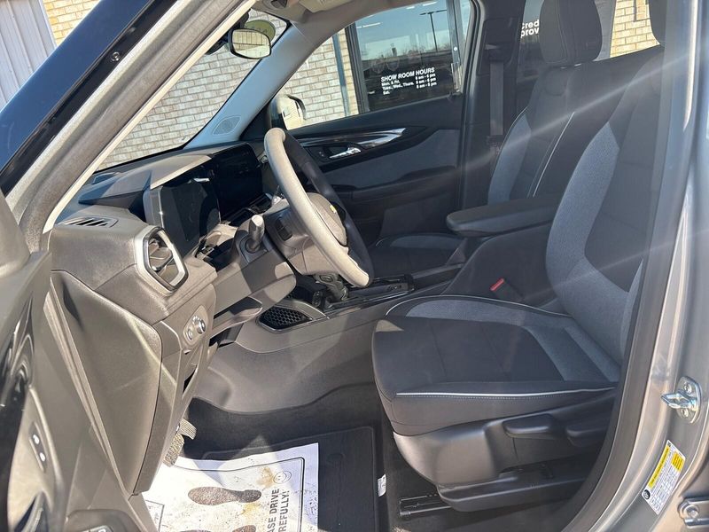 Used 2025 Chevrolet Trailblazer LTImage 3