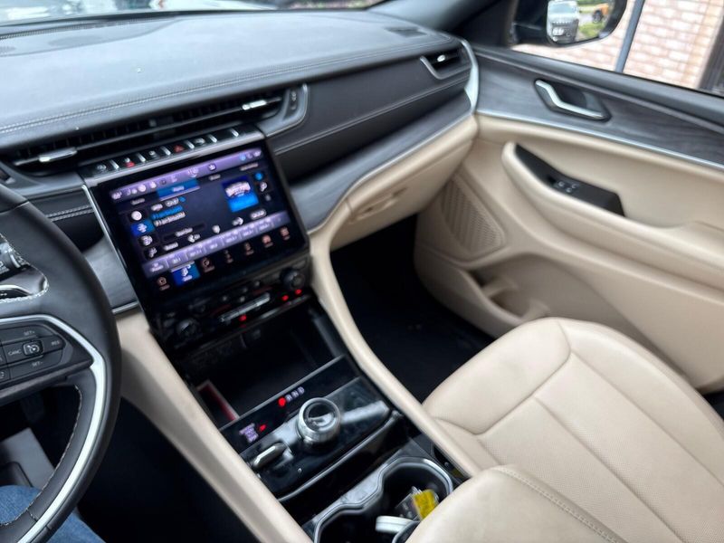 Used 2023 Jeep Grand Cherokee L LimitedImage 17
