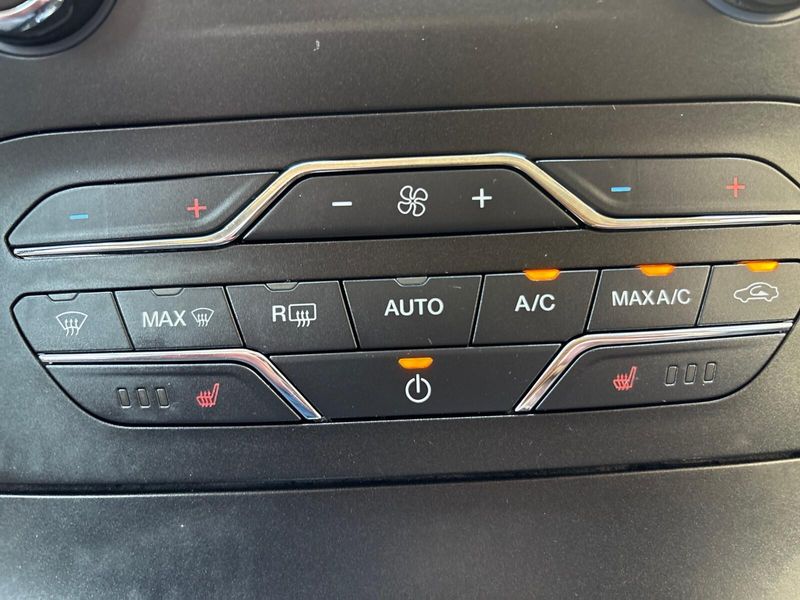 Used 2019 Ford Edge SELImage 18