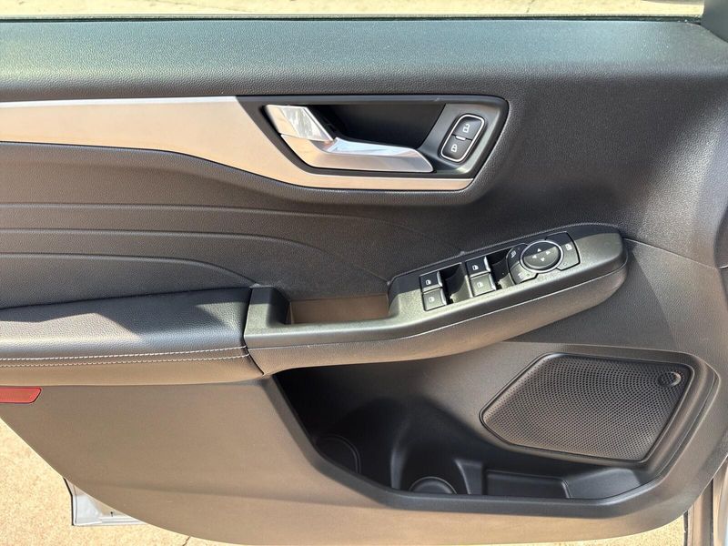 2021 Ford Escape SELImage 12