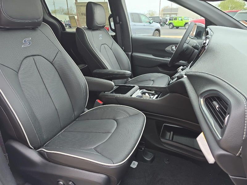 2025 Chrysler Pacifica LimitedImage 10