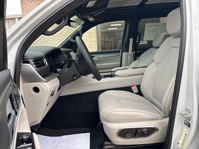 2026 Jeep Grand Wagoneer 4x4Image 3