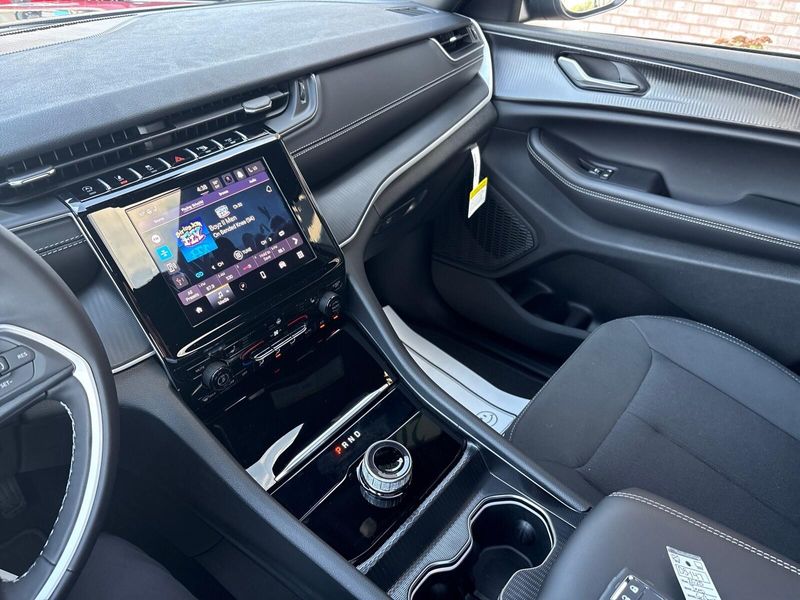 New 2025 Jeep Grand Cherokee Laredo X 4x4Image 16