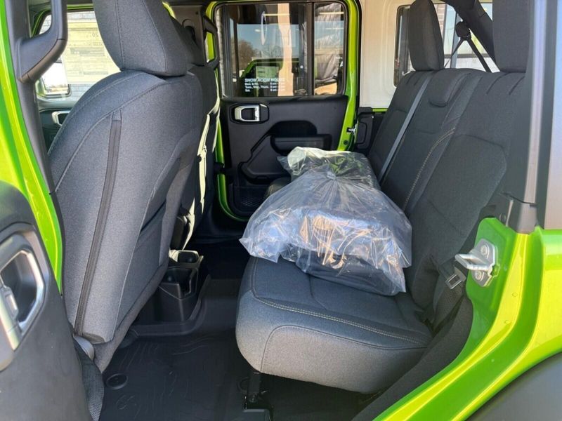 2025 Jeep Wrangler Unlimited Sport S photo 4