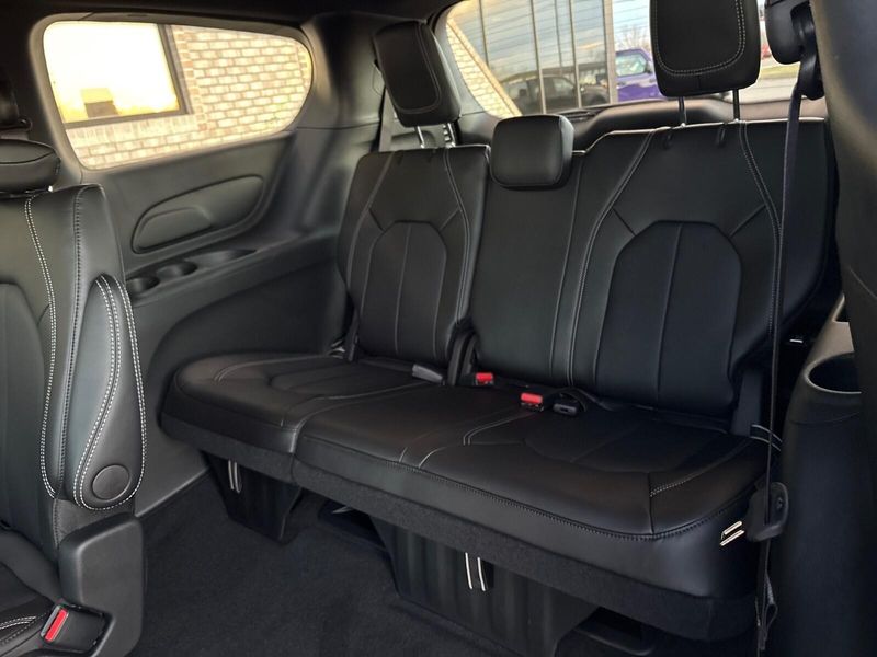 New 2026 Chrysler Pacifica Select AwdImage 5