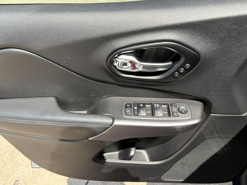 Used 2022 Jeep Cherokee LimitedImage 13
