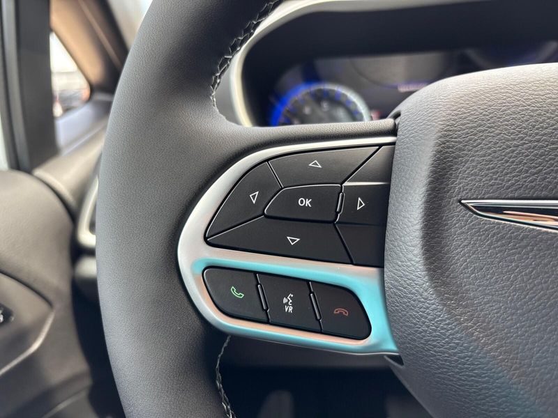 New 2025 Chrysler Pacifica SelectImage 16