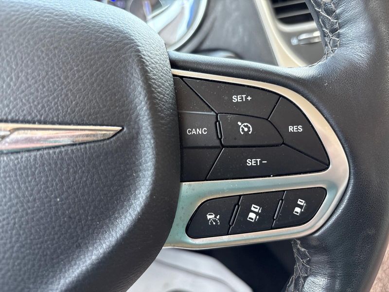 Used 2021 Chrysler 300 Touring LImage 16